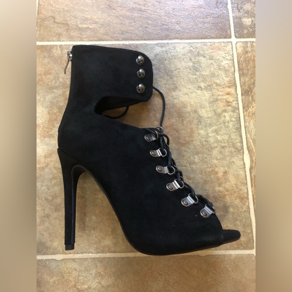 M & L HIGH HEEL FAUX SUEDE BOOTIES SIZE: 8.5 - Picture 3 of 9